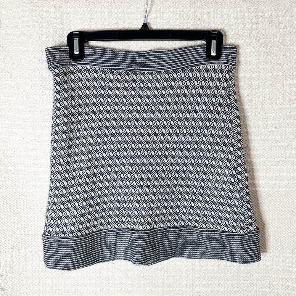 DIANE VON FURSTENBERG navy and white knit pull on mini skirt 6